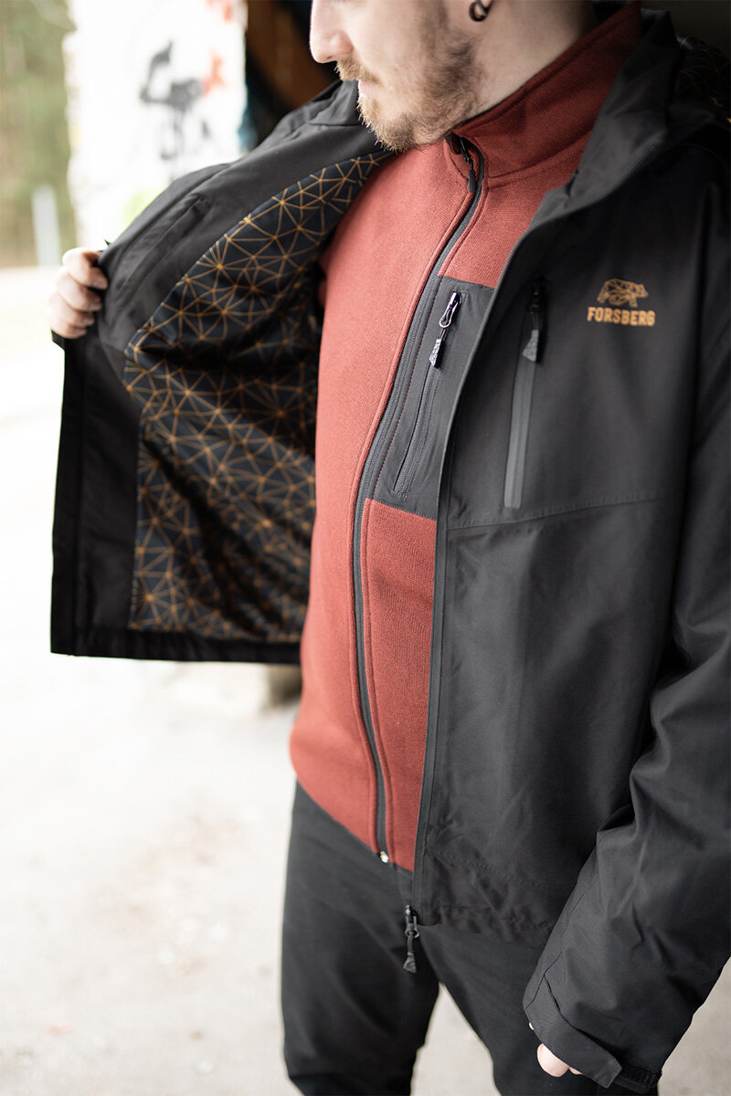 Ein strahlender Junge mit einem lächelnden Gesicht, der einen schenkbaren Rucksack in der Hand hält und vor einem spielerischen Hintergrund posiert.