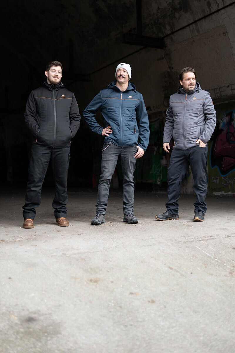 Alruut 2: Eine stilisierte Darstellung mit geometrischen Formen und lebhaften Farben.