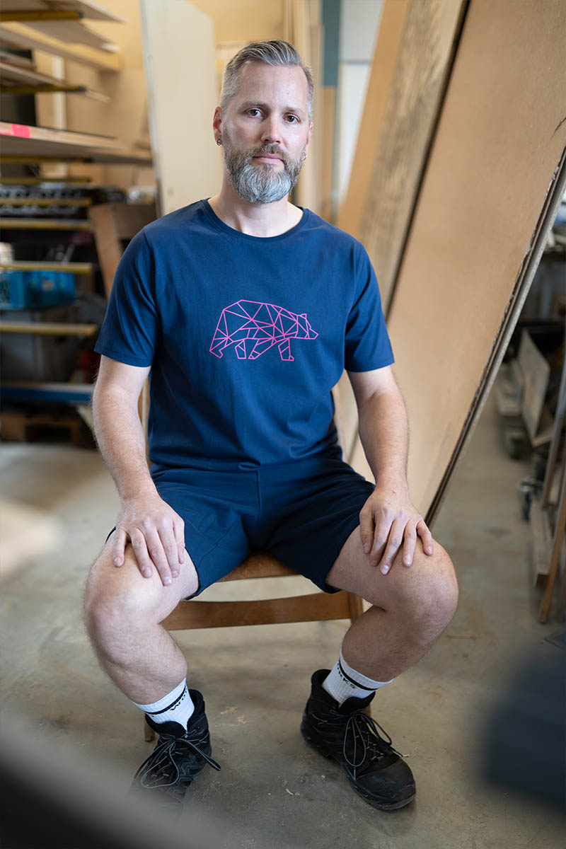 Person, Sitzend, Ärmel, Erwachsener, Mann