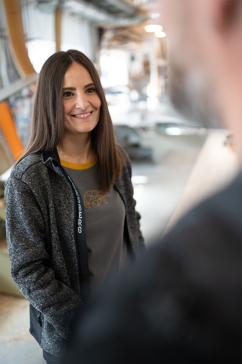 Person, Lächeln, Langer Ärmel, Erwachsener, Frau