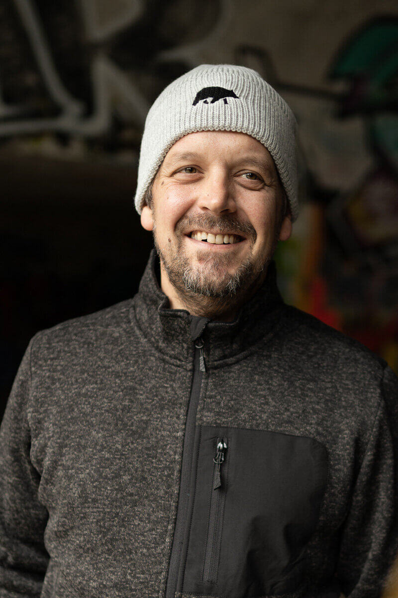 Kappe mit gebogenem Schild in Grau und Blau.