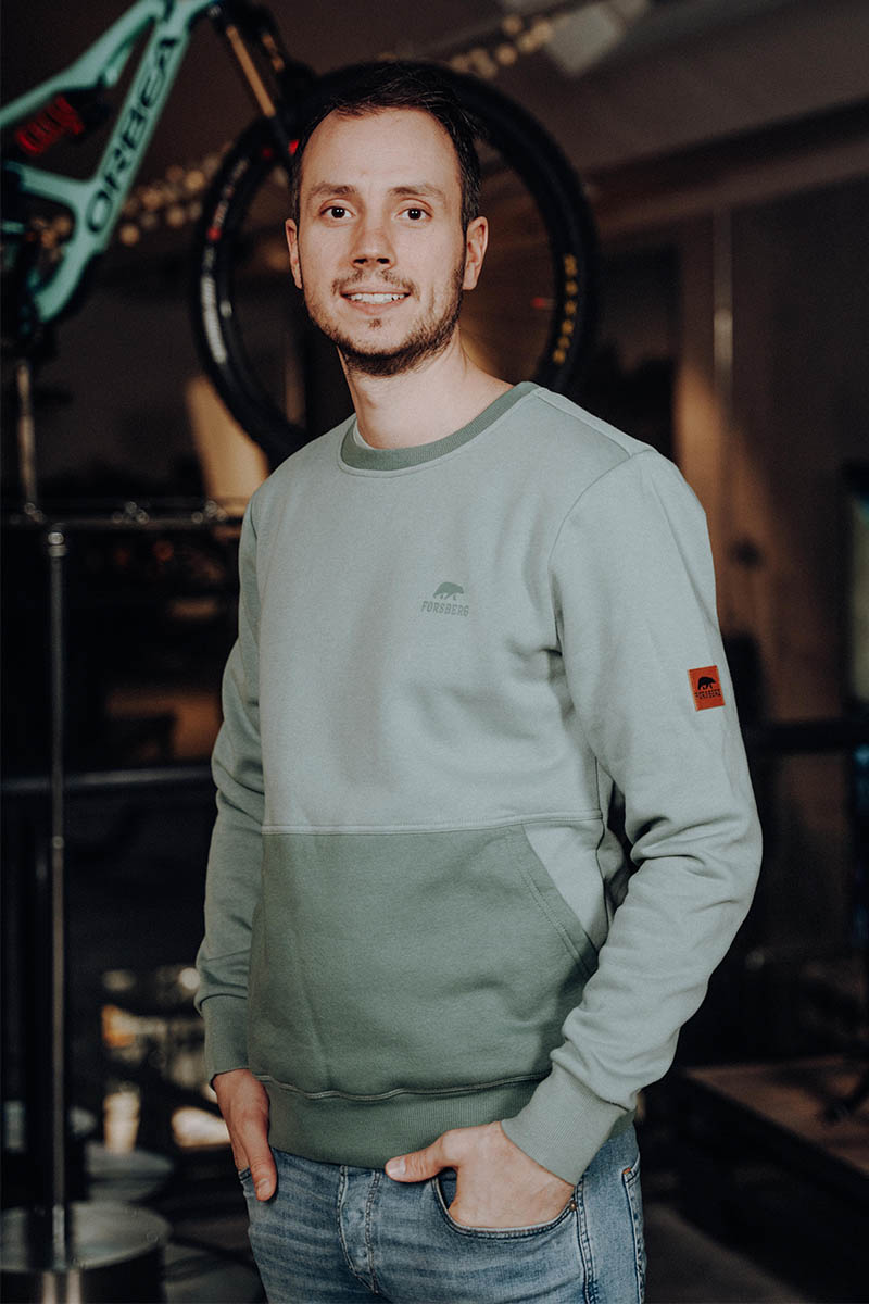 Person, Lächeln, Langer Ärmel, Ärmel, Mann, Ärmel, Person, Lächeln, Langer Ärmel, Mann