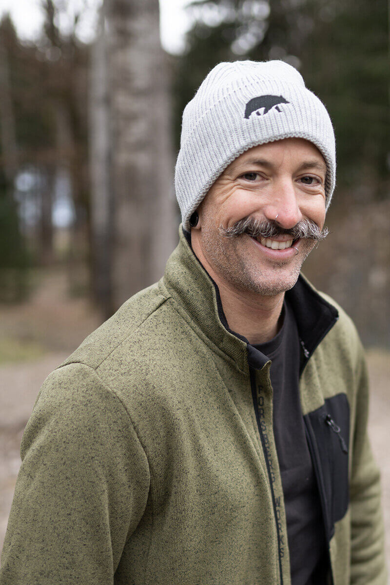 Schwarze Mütze mit gesticktem Logo auf der Vorderseite.